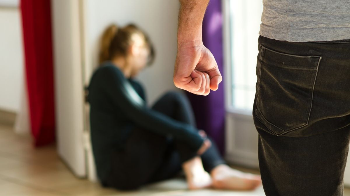 „Žena partnera vyprovokuje.“ Domácí násilí v Česku je skryté za stereotypy
